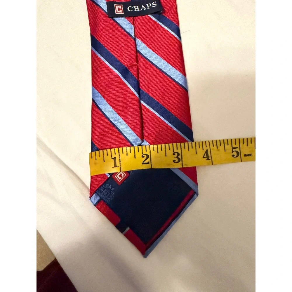Chaps necktie features